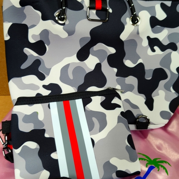 Grey Camo Neoprene Crossbody Purse Brand New - Picture 1 of 15